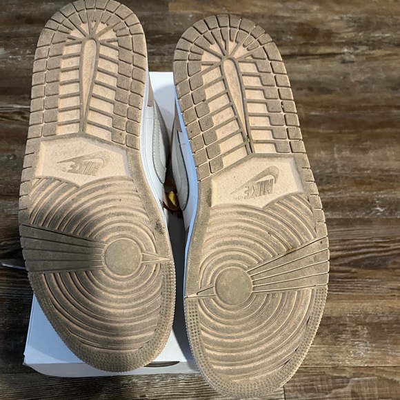 Women’s Jordan 1 - Picture 5 of 6